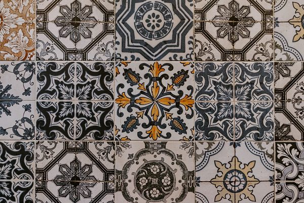 Backsplash made with ornate tiles